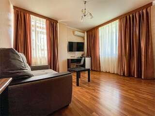 Гостиница Винговер Сукко Семейный номер с балконом-8