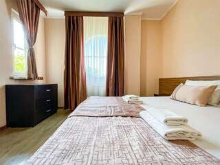 Гостиница Винговер Сукко Семейный номер с балконом-9