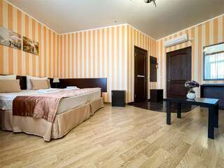 Гостиница Винговер Сукко Четырехместный номер с балконом-1