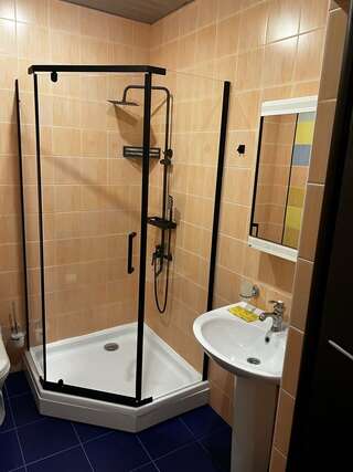 Гостиница Винговер Сукко Трехместный номер «Комфорт»-12