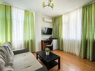 Гостиница Винговер Сукко Семейный номер с балконом-1